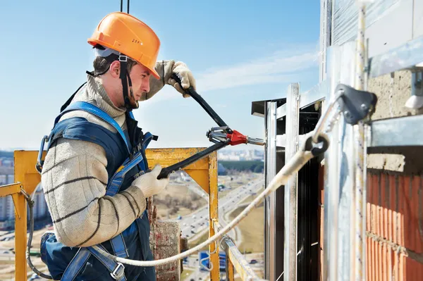 Costruttori operai all'installazione di piastrelle di facciata — Foto Stock