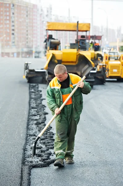 Lavoratore ai lavori di asfaltatura — Foto Stock