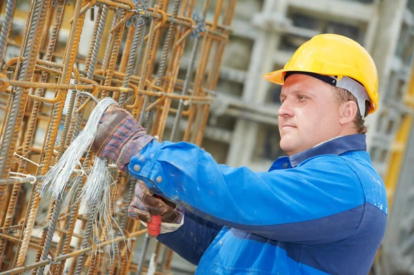 Construction worker making reinforcement — Stock Photo, Image
