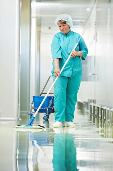 Mulher limpeza corredor do hospital — Fotografia de Stock