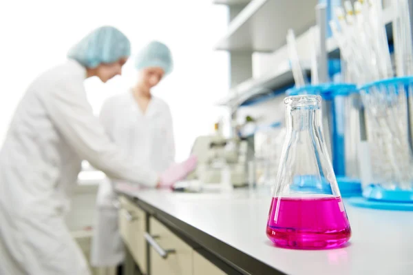 Medische vrouwelijke wetenschappers in een laboratorium — Stockfoto