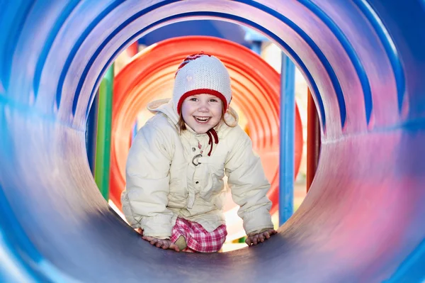 Rindo pequena menina no tubo — Fotografia de Stock