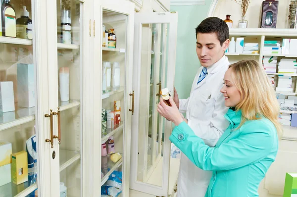 Medikamentenkauf in der Apotheke — Stockfoto