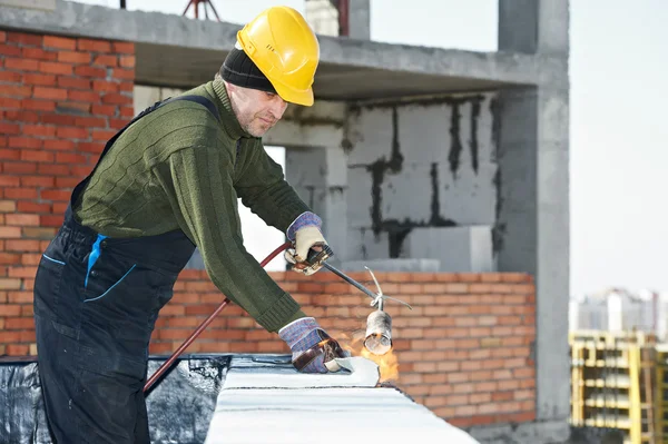 Flachdacheindeckung funktioniert mit Dachfilz — Stockfoto