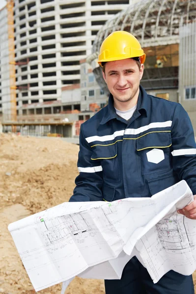 Foreman op de bouwplaats met werktekeningen — Stockfoto