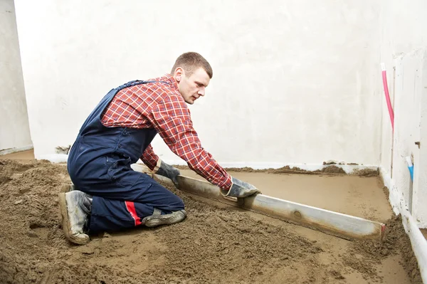 Штукатурка бетону робітник підлоги — стокове фото