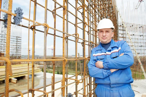 Capataz no canteiro de obras com desenhos de trabalho — Fotografia de Stock