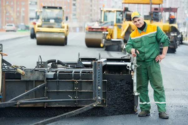 Arbetare vid asfaltering verk — Stockfoto