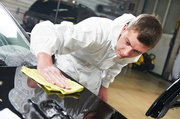 Mechanic repairing and polishing car — Stock Photo, Image