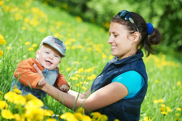 Mamma leker med barn pojke — Stockfoto