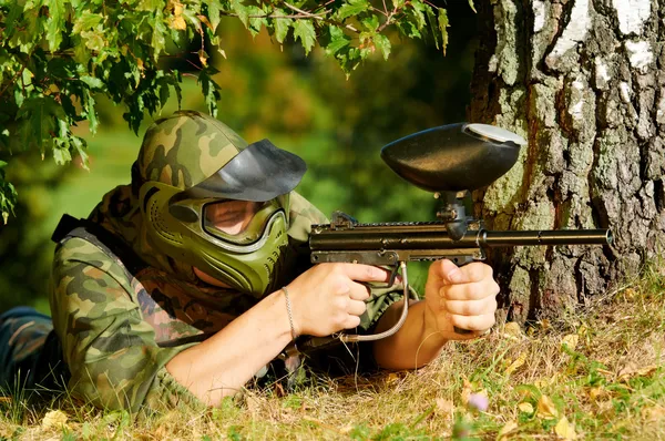Paintball player aiming with marker — Stock Photo, Image