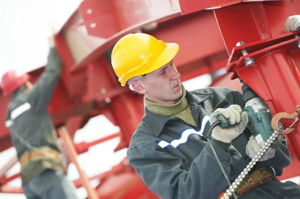 Bouwer werknemer monteren van metalen constructie — Stockfoto
