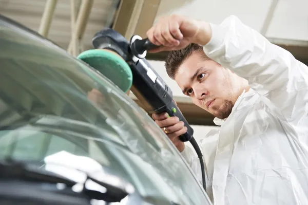 Auto mechanic polishing car — Stock Photo, Image