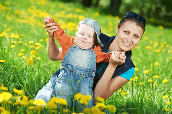 Moeder spelen met kind jongen — Stockfoto