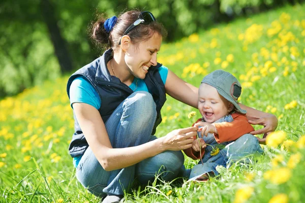 Mãe brincando com menino — Fotografia de Stock