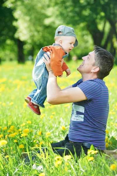 Vader spelen met kind jongen — Stockfoto