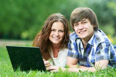 iki genç öğrencilere açık havada bilgisayar gülümseyen