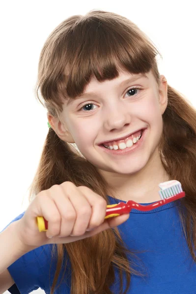 Lachende meisje met tandpasta op tandenborstel — Stockfoto