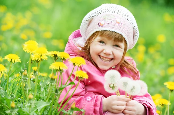Lilla barn flicka med våren maskros — Stockfoto
