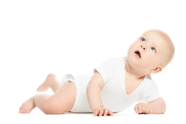 Poco riendo arrastrando bebé en blanco — Foto de Stock