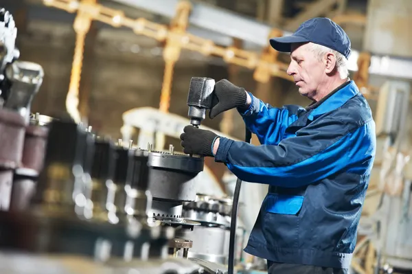 Experienced industrial assembler worker — Stock Photo, Image