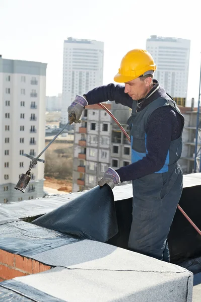 Platte dakbedekking werken met dakbedekking Vilt — Stockfoto
