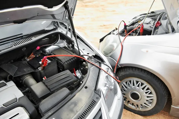 Démarrage moteur de voiture avec câbles de cavalier de batterie — Photo