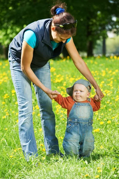 Matka gra z chłopiec dziecko — Zdjęcie stockowe