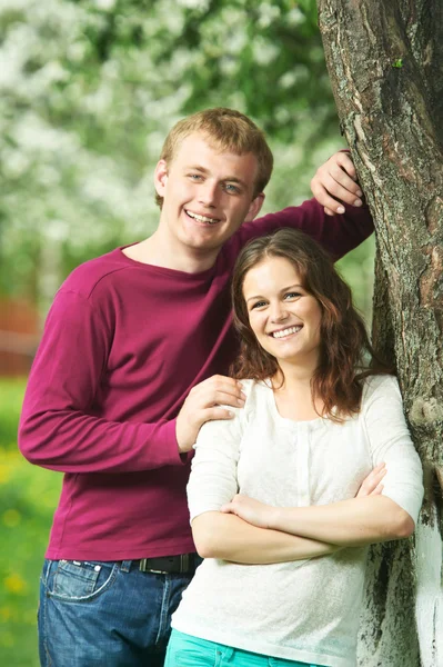 Zwei lächelnde junge Studenten im Freien — Stockfoto