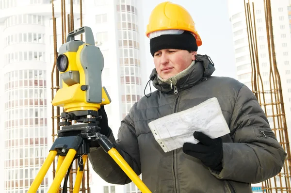 Surveyor works with theodolite — Stock Photo, Image