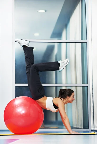 Mulher saudável feliz com bola de fitness — Fotografia de Stock