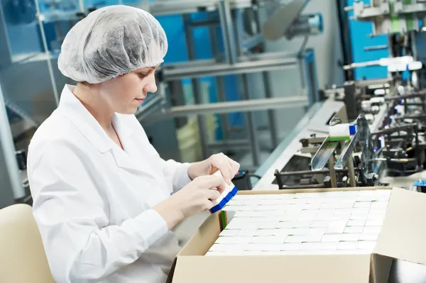Pharmaceutical factory worker — Stock Photo, Image