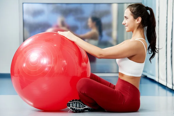 Happy healthy woman with fitness ball — Stock Photo, Image