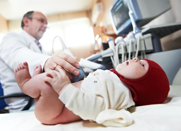 超声医学婴儿儿童考试 — 图库照片