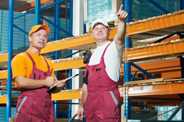 Trabajadores manuales en almacén — Foto de Stock