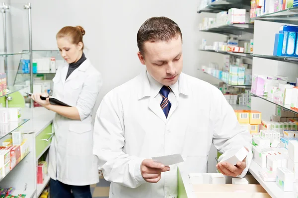 Zelfverzekerde apotheek chemicus man in drogisterij — Stockfoto