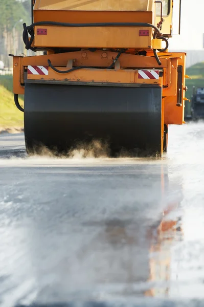 Rullo compattatore al lavoro di asfaltatura — Foto Stock