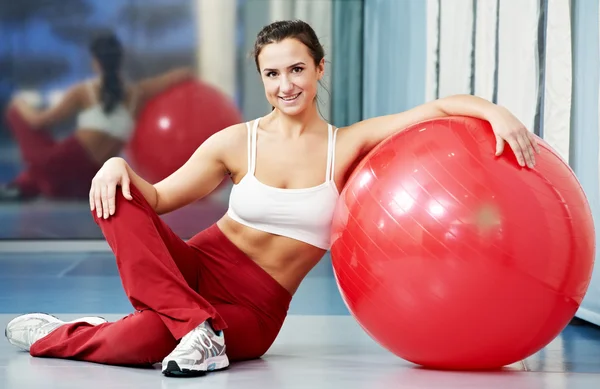Mutlu sağlıklı bir kadın fitness topu ile — Stok fotoğraf