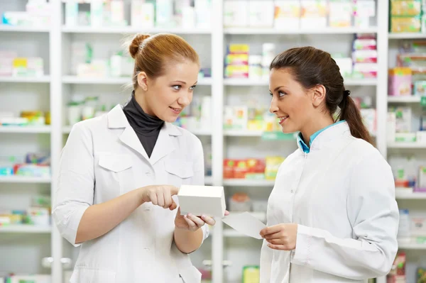 Farmacia química mujeres en farmacia — Foto de Stock