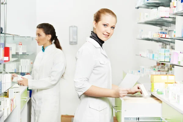 Lékárna lékárna ženy v drogerii — Stock fotografie
