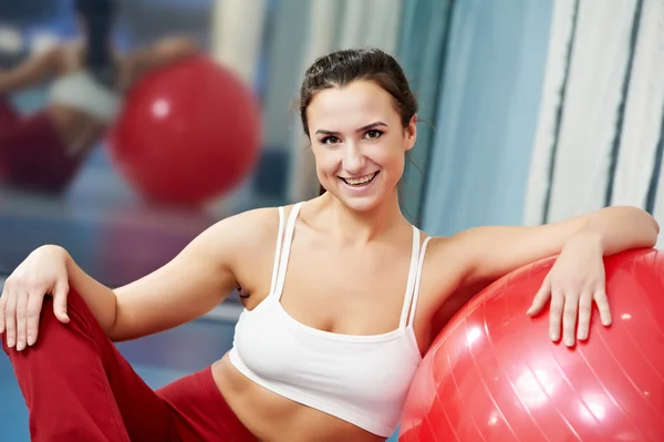Mutlu sağlıklı bir kadın fitness topu ile — Stok fotoğraf