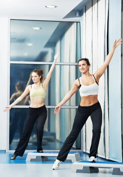Kadınlar aerobik egzersiz fitness adım kurulu ile — Stok fotoğraf