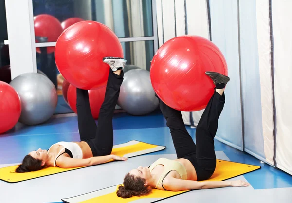 Kadınlar egzersiz fitness topu ile — Stok fotoğraf