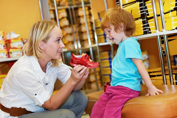 Kvinna och barn tjej att göra shopping — Stockfoto