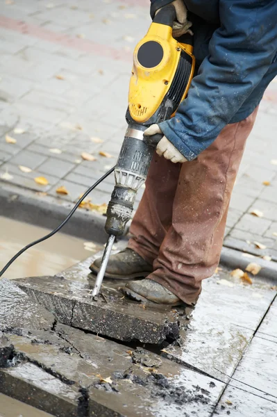 Byggnadsarbetare med perforator — Stockfoto