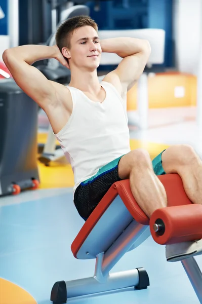 Homem de musculação em exercícios de crise abdominal — Fotografia de Stock