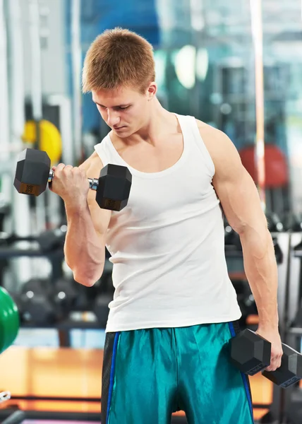 Culturista hombre haciendo ejercicios musculares bíceps —  Fotos de Stock