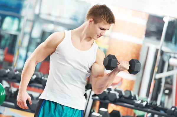 Bodybuilder man doen biceps spier oefeningen — Stockfoto