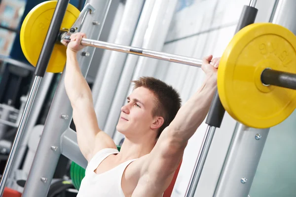 Bodybuilder-Mann macht Bizeps-Muskelübungen — Stockfoto
