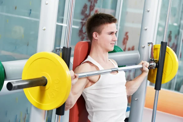 Homem fisiculturista fazendo exercícios musculares bíceps — Fotografia de Stock